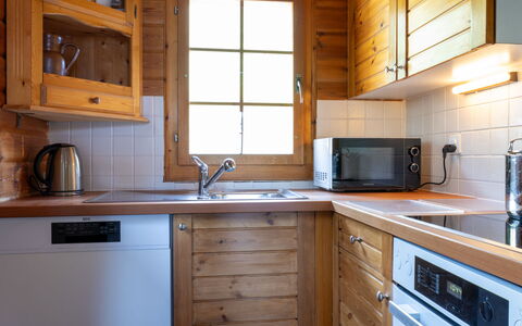 Chalet le Trèfle: Cucina, Cabinetry, Legna, Controsoffitto, Lavello, Pavimentazione, Mobilia, Elettrodomestico Da Cucina, Interior Design, Idraulico Fixture