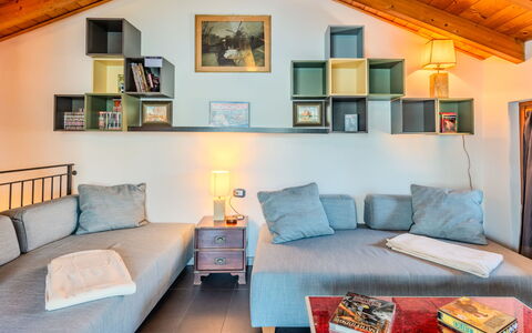 La Torre a Dorio: Mobilia, Interior Design, Parete, Divano, Pavimentazione, Camera, Soffitto, Legna, Pavimento, Soggiorno