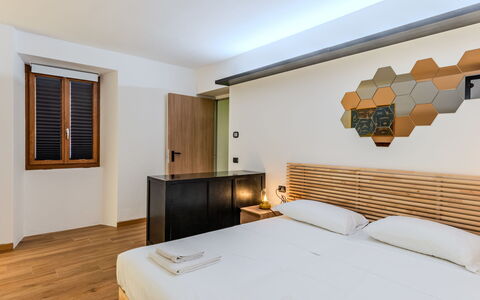 La Torre a Dorio: Interior Design, Legna, Letto, Camera Da Letto, Soffitto, Pavimento, Pavimentazione, Bedding, Camera, Appartamento