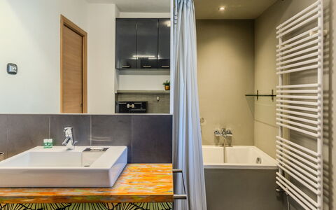 La Torre a Dorio: Bagno, Idraulico Fixture, Pavimentazione, Parete, Interior Design, Pavimento, Lavello, Lavandino Del Bagno, Rubinetto, Soffitto