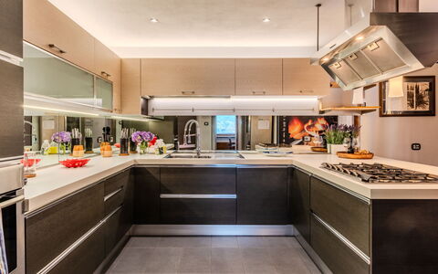 La Torre a Dorio: Cucina, Controsoffitto, Elettrodomestico Da Cucina, Apparecchio Major, Interior Design, Cucina Stufa, Cabinetry, Pavimentazione, Soffitto, Illuminazione