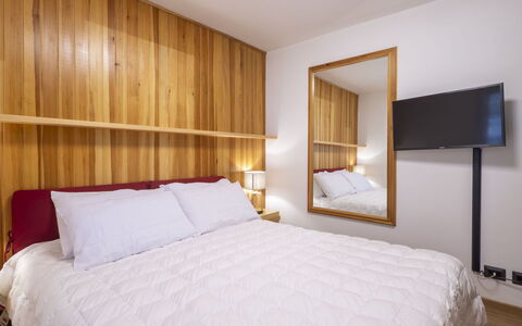 Villa Adele: Letto, Camera Da Letto, Legna, Interior Design, Lenzuolo, Bedding, Pavimentazione, Pavimento, Biancheria, Telaio Del Letto