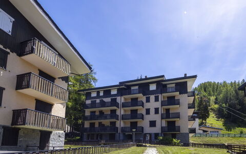 Villa Adele: Zona Residenziale, Appartamento, Facciata, Casa, Casa, Condominio, Estate, Balcone, Sobborgo, Cortile