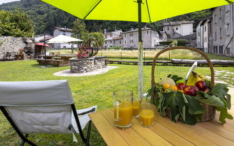 Valtellina 646: Mobili Da Esterno, Ombrello, Tavolo Esterno, Giardino, Sedia, Landscaping, Terrazza, Prato, Cucina & Sala Da Pranzo Tavolo, Cortile