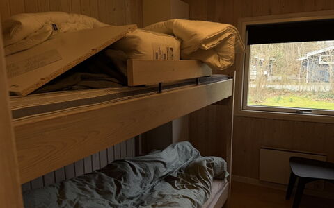 Julika - 560M from the Sea: Legna, Camera Da Letto, Letto, Bedding, Lenzuolo, Pavimento, Telaio Del Letto, Color Legno, Letto A Castello, Latifoglie
