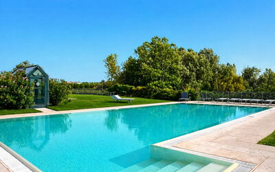 Preseglie Lake Garda: Piscina, Blu, Acqua, Ricorrere, Materiale Composito, Giochi D'Acqua, Shade, Tempo Libero, Eco Hotel, Giardino
