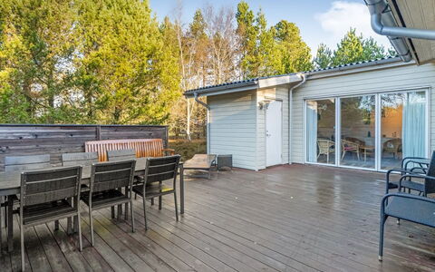 Neval - 150M from the Sea: Legna, Giardino, Backyard, Lotto, Casa, Tetto, Shade, Deck, Latifoglie, Cortile