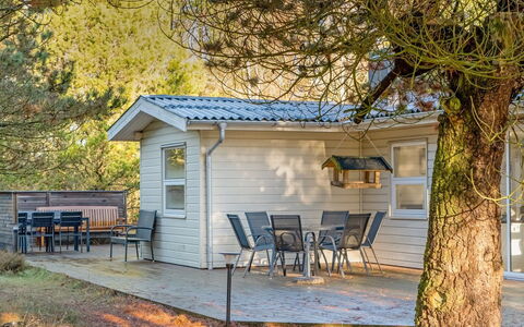 Neval - 150M from the Sea: Legna, Giardino, Backyard, Lotto, Casa, Tetto, Shade, Deck, Latifoglie, Cortile