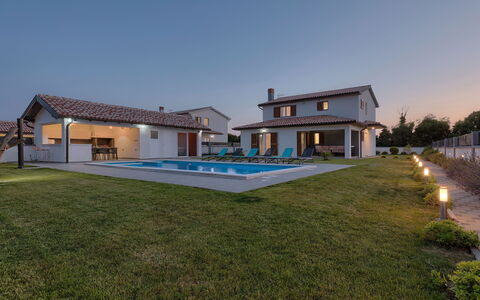 Alba Rossa: Appartamento, Balcone, Costa, Condominio, Località Balneare, Ricorrere, Recinzione, Resort Citta ', Hotel, Corrimano