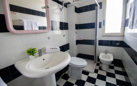 Celeste'S House in Torre Dell'Orso: Pavimentazione, Idraulico Fixture, Pavimento, Interior Design, Toilet Seat, Gabinetto, Bagno, Idraulico, Piastrella, Lavello