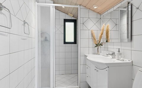 Emelita - 1.1Km from the Sea: Pavimentazione, Parete, Interior Design, Idraulico Fixture, Pavimento, Soffitto, Bagno, Lavello, Idraulico, Mobiletto Del Bagno