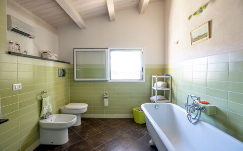 Tenuta Renna: Interior Design, Idraulico Fixture, Pavimentazione, Pavimento, Idraulico, Bagno, Rubinetto, Soffitto, Camera, Piastrella