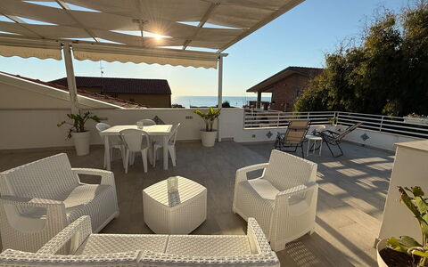 Casa Amare: Mobilia, Sedia, Mobili Da Esterno, Balcone, Tavolo Esterno, Appartamento, Shade, Terrazza, Pianta Della Casa, Ombrello