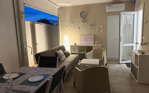 Casa Amare: Mobilia, Interior Design, Pavimentazione, Pavimento, Soffitto, Camera, Sedia, Illuminazione, Tavolo, Soggiorno