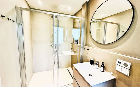 Alpenzeit: Pavimentazione, Pavimento, Interior Design, Idraulico Fixture, Idraulico, Bagno, Specchio, Rubinetto, Piastrella