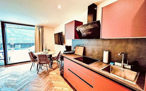 Alpenzeit: Pavimentazione, Interior Design, Mobilia, Pavimento, Appartamento, Cucina, Controsoffitto, Color Legno, Cabinetry, Latifoglie
