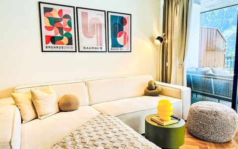 Alpenzeit: Mobilia, Interior Design, Divano, Parete, Pavimentazione, Soggiorno, Pavimento, Camera, Giallo, Tessile