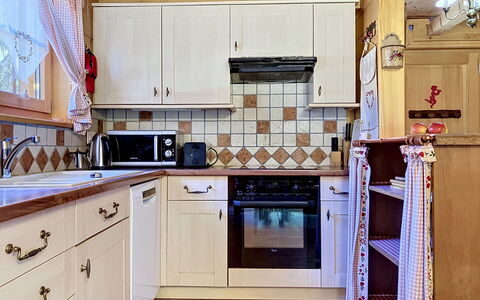 La Suisse Normande: Cucina, Legna, Interior Design, Cabinetry, Controsoffitto, Elettrodomestico Da Cucina, Pavimentazione, Mobilia, Apparecchio Major, Cassetto