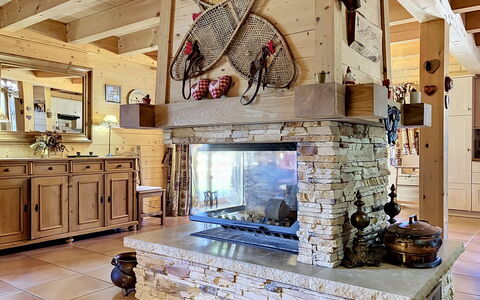La Suisse Normande: Mobilia, Legna, Interior Design, Soffitto, Casa, Focolare, Pavimentazione, Camera, Sedia, Soggiorno