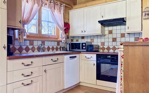 La Suisse Normande: Cucina, Legna, Cabinetry, Interior Design, Elettrodomestico Da Cucina, Controsoffitto, Pavimentazione, Apparecchio Major, Mobilia, Cassetto