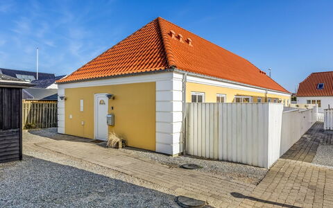 Loreia - 300M from the Sea: Casa, Tetto, Casa, Porta, Villetta, Shade, Giardino, Groundcover, Portico, Cortile