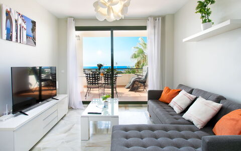 Nerja Center View: Mobilia, Interior Design, Pavimentazione, Divano, Tavolo, Soggiorno, Pavimento, Appartamento, Camera