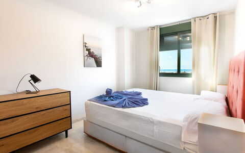 Nerja Center View: Mobilia, Letto, Interior Design, Pavimentazione, Camera Da Letto, Pavimento, Legna, Lenzuolo, Bedding, Camera