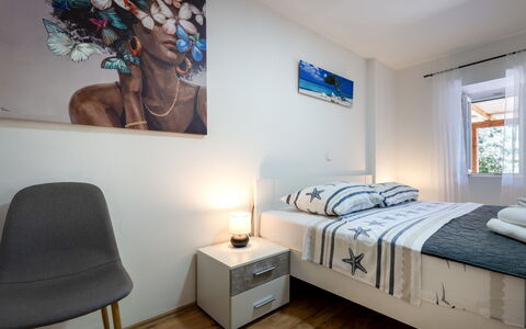 Hidden Hill: Letto, Mobilia, Interior Design, Camera Da Letto, Bedding, Lenzuolo, Parete, Camera, Pavimento, Legna