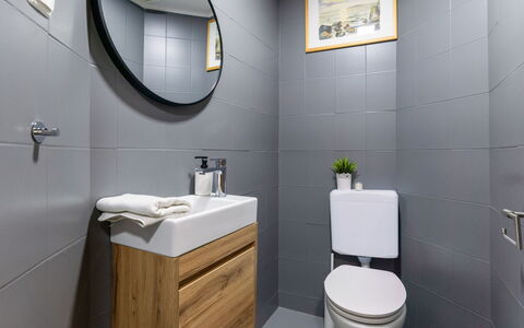 Hidden Hill: Toilet Seat, Gabinetto, Interior Design, Idraulico Fixture, Pavimentazione, Bagno, Pavimento, Mobiletto Del Bagno, Casa, Idraulico
