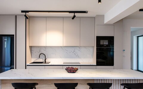 Antica: Cucina, Mobilia, Interior Design, Pavimentazione, Parete, Lampada, Legna, Controsoffitto, Pavimento, Soffitto