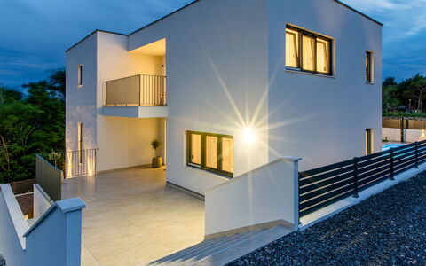 Antica: Casa, Facciata, Architettura, Materiale Composito, Balcone, Porta, Estate, Calcestruzzo, Le Scale, Villa