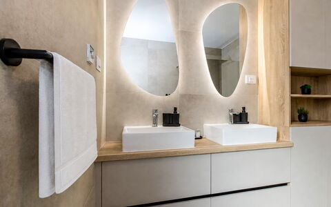 Antica: Interior Design, Pavimentazione, Lavandino Del Bagno, Idraulico Fixture, Specchio, Bagno, Mobiletto Del Bagno, Pavimento, Lavello, Rubinetto