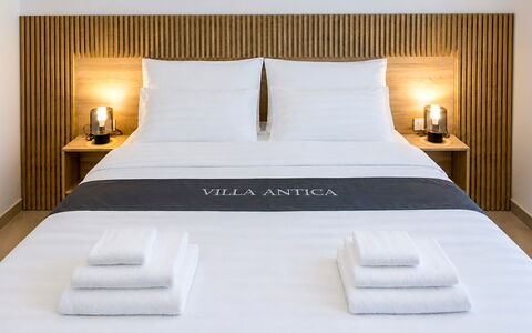 Antica: Letto, Camera Da Letto, Mobilia, Interior Design, Legna, Bedding, Lenzuolo, Pavimento, Lancia Cuscino, Telaio Del Letto