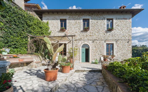 Casa Frantoio di Mommio: Geografia Montane, Collina, Montagna, Paesaggio, Highland, Hill Station, Pendenza, Catena Montuosa, Valle, Chaparral