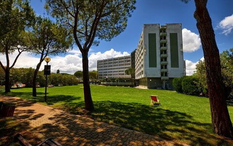 Suite Riviera: Appartamento, Arbusto, Condominio, Urban Design, Giardino, Quartier Generale, Prato, Landscaping, Shade