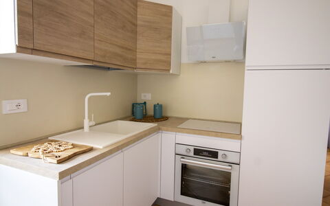 Sweet Dreams Home in Otranto: Cucina, Controsoffitto, Elettrodomestico Da Cucina, Cabinetry, Interior Design, Legna, Apparecchio Major, Pavimentazione, Mobilia, Lavandino Della Cucina