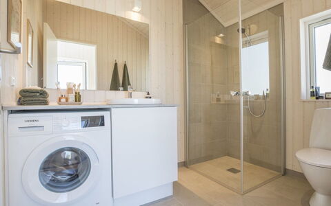 Gizelle - 200M from the Sea: Pavimentazione, Pavimento, Interior Design, Legna, Idraulico Fixture, Soffitto, Mobiletto Del Bagno, Camera, Bagno, Lavello