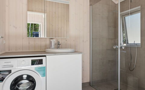 Gizelle - 200M from the Sea: Pavimentazione, Pavimento, Interior Design, Idraulico Fixture, Legna, Soffitto, Lavello, Camera, Bagno, Mobiletto Del Bagno