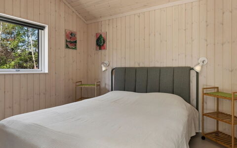 Gizelle - 200M from the Sea: Camera Da Letto, Legna, Letto, Mobilia, Pavimentazione, Interior Design, Pavimento, Lenzuolo, Soffitto, Bedding