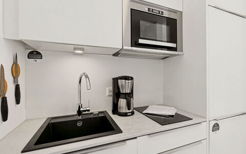 Seebrise: Cucina, Controsoffitto, Elettrodomestico Da Cucina, Cabinetry, Interior Design, Legna, Pavimentazione, Apparecchio Major, Elettrodomestico, Mobilia