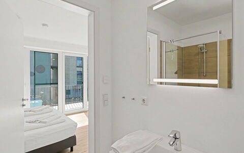 Seebrise: Interior Design, Pavimento, Pavimentazione, Appartamento, Idraulico Fixture, Soffitto, Camera, Bicchiere, Bagno, Idraulico