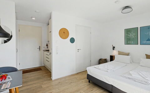 Seebrise: Mobilia, Appartamento, Interior Design, Sedia, Comfort, Letto, Camera Da Letto, Cuscino, Latifoglie, Design