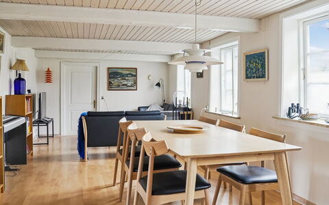 Espen - 300M from the Sea: Mobilia, Pavimentazione, Legna, Interior Design, Pavimento, Tavolo, Soffitto, Sedia, Pavimento In Legno, Sala Da Pranzo