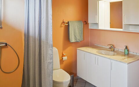 Espen - 300M from the Sea: Lavandino Del Bagno, Idraulico Fixture, Parete, Lavello, Bagno, Pavimentazione, Pavimento, Interior Design, Rubinetto, Mobiletto Del Bagno