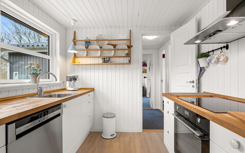 Ascan - 300M to the Fjord: Cucina, Pavimentazione, Legna, Controsoffitto, Interior Design, Soffitto, Pavimento, Cabinetry, Elettrodomestico Da Cucina, Apparecchio Major