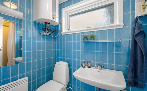 Ascan - 300M to the Fjord: Bagno, Idraulico Fixture, Lavandino Del Bagno, Lavello, Toilet Seat, Gabinetto, Interior Design, Pavimentazione, Pavimento, Rubinetto
