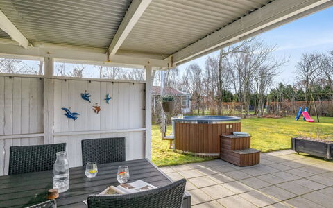 Ascan - 300M to the Fjord: Shade, Casa, Giardino, Deck, Portico, Struttura Esterna, Soffitto, Latifoglie, Backyard, Edifici Giardino