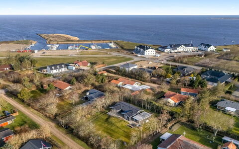 Ascan - 300M to the Fjord: Zona Residenziale, Paesaggio, Visione Globale, Fotografia Aerea, Sobborgo, Casa, Tetto, Plain, Costiera E Morfologie Oceanic, Costa