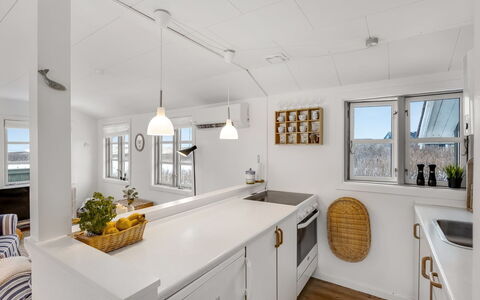 Ovine - 200M from the Sea: Cucina, Interior Design, Pavimentazione, Soffitto, Controsoffitto, Legna, Cabinetry, Lampada, Mobilia, Pavimento