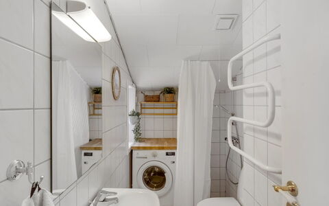 Ovine - 200M from the Sea: Parete, Pavimentazione, Interior Design, Pavimento, Idraulico Fixture, Soffitto, Idraulico, Bagno, Camera, Gabinetto
